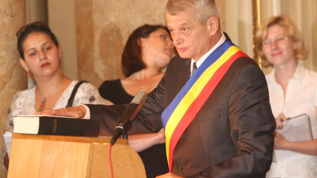 &Icirc;nvestire - Oprescu, primar cu acte în regulă