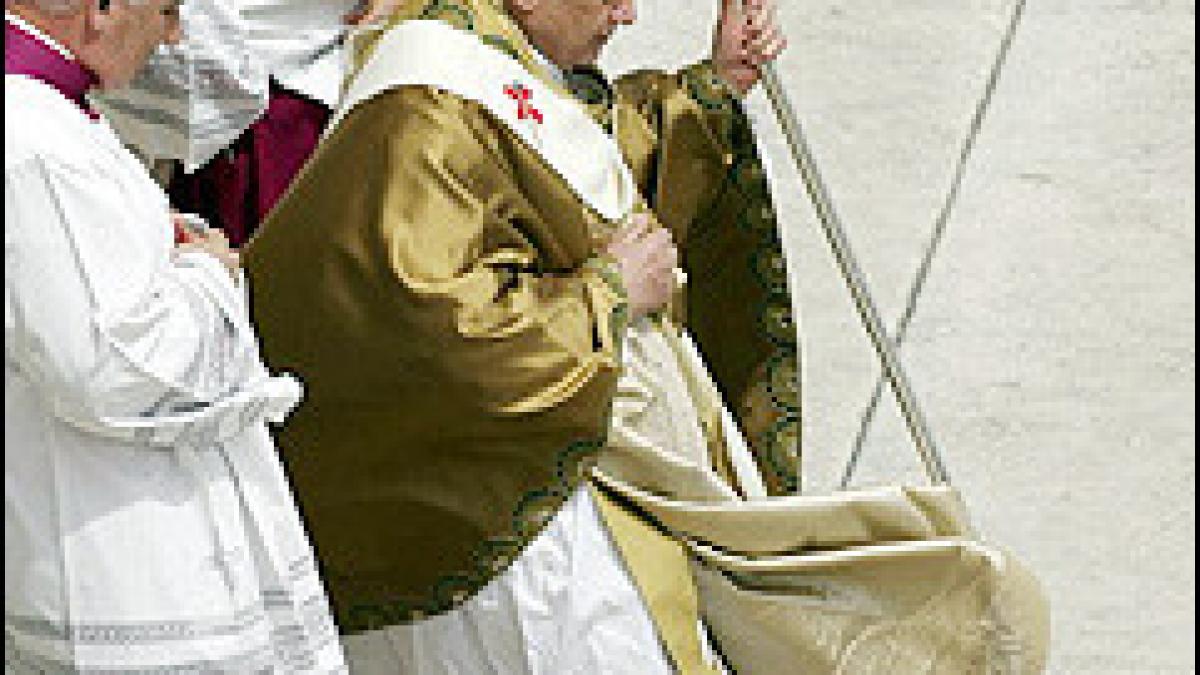 Vaticanul dezminte: Papa nu se îmbracă de la Prada!