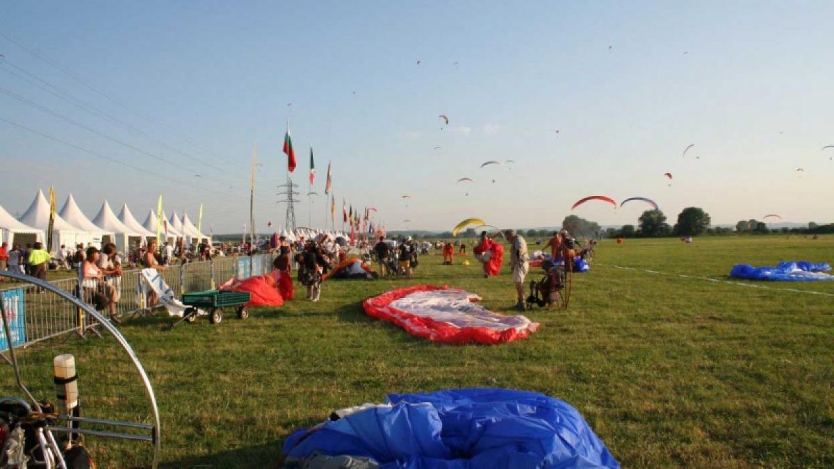 Patru români, record în aer la Paramotoeurs Mondial 2008