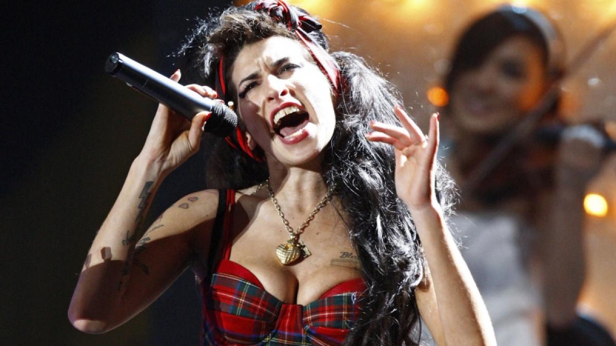 Amy Winehouse atacă un al treilea fan  