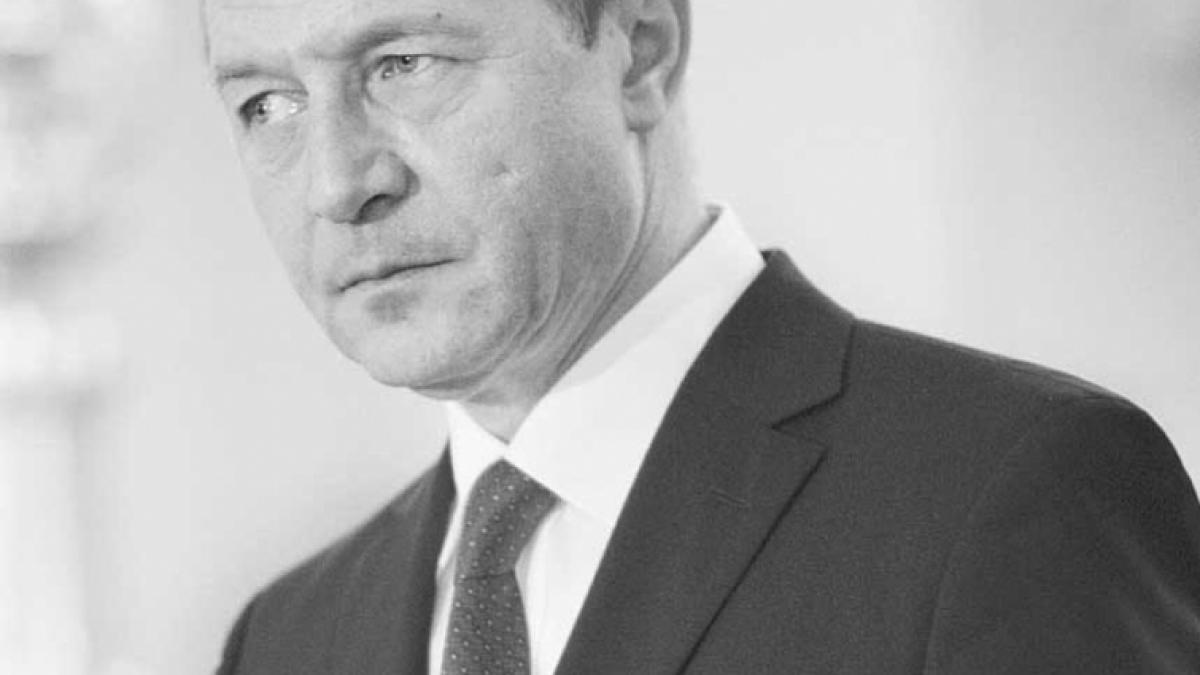 Alro şi Petrom, vîndute pe semnătura lui Băsescu