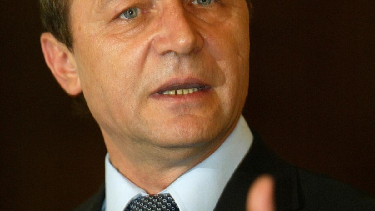 Băsescu susţine amprentările