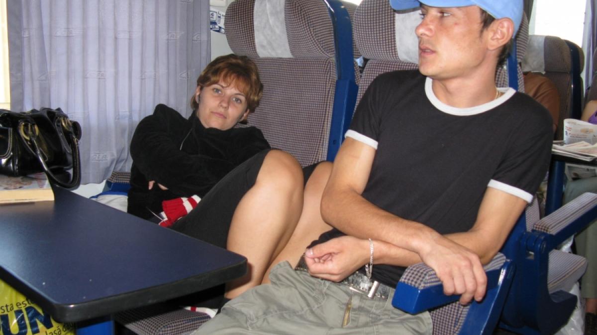 Zgribuliţi în tren, în drum spre mare