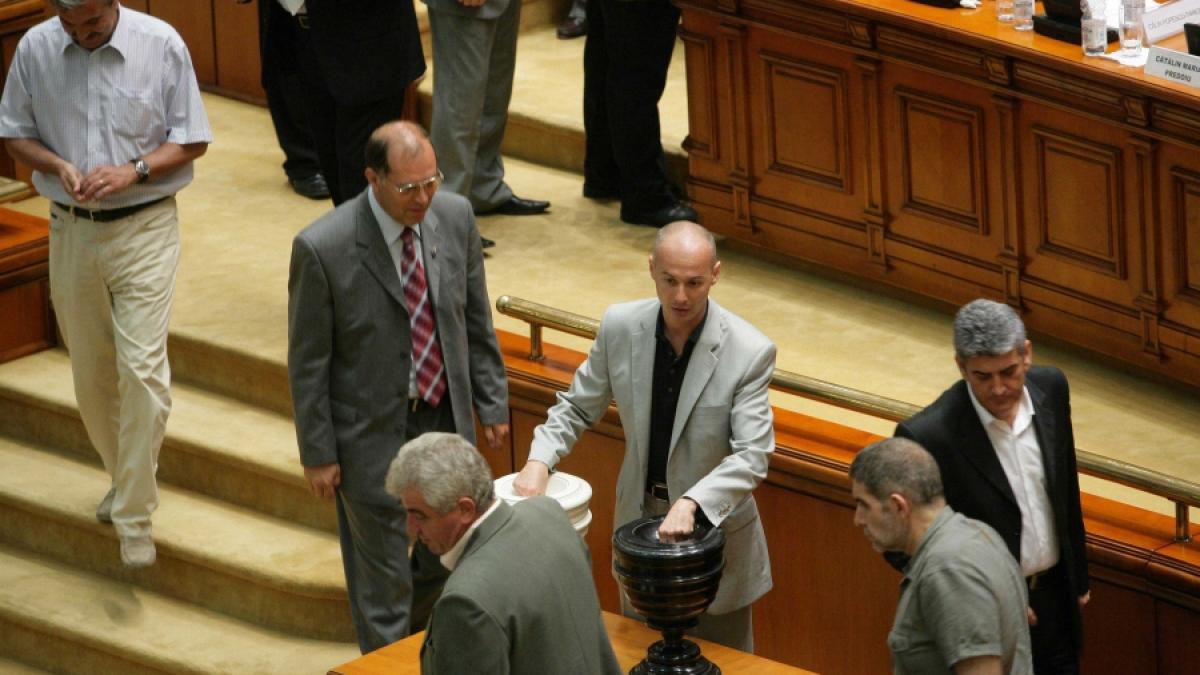 Năstase şi Mitrea, scăpaţi de DNA