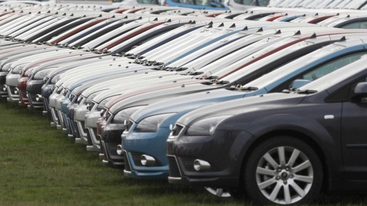 Românii nu mai cumpără auto noi