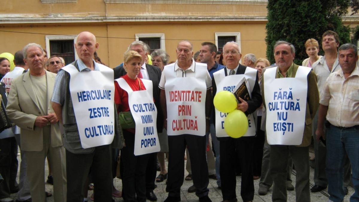 Oameni-sandviş şi muzică la primul marş cultural
