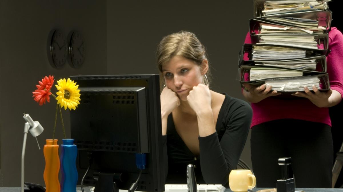 Statul peste program dăunează salariului