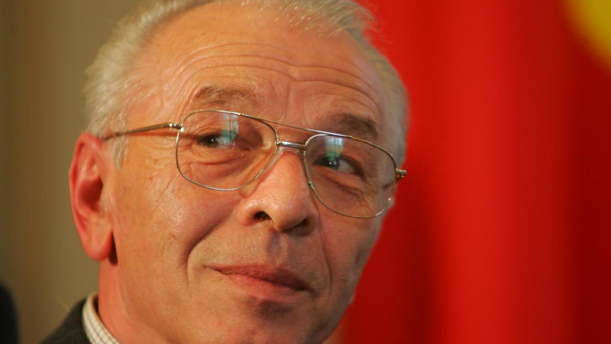 Nicolae Văcăroiu ar putea renunţa la preşedenţia Senatului