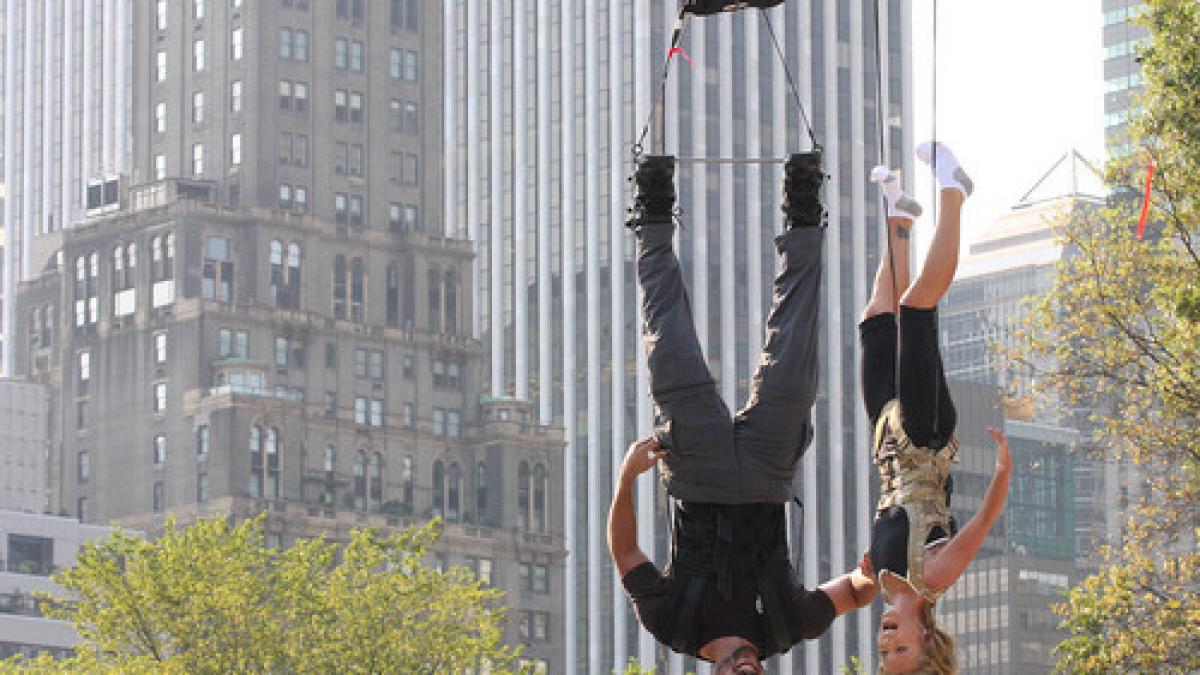 New York / David Blaine este tot mai aproape de recordul la ore petrecute cu capul în jos  