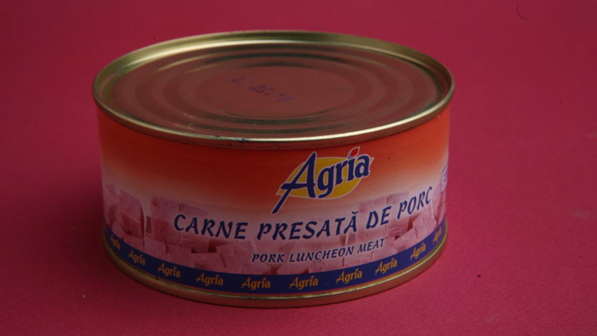 Carne înlocuită cu slănină, piei, jumări şi aditivi