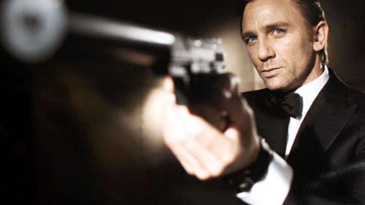 James Bond l-a trimis pe Daniel Craig pe masa de operaţie