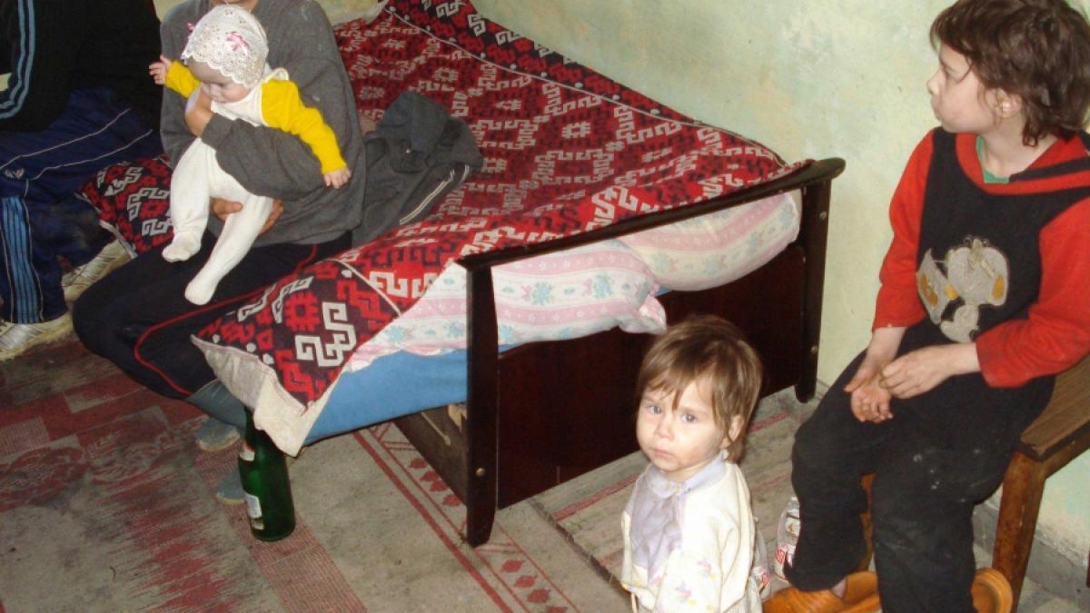 SE-NT&Acirc;MPLĂ &Icirc;N ROM&Acirc;NIA - Copii fără copilărie