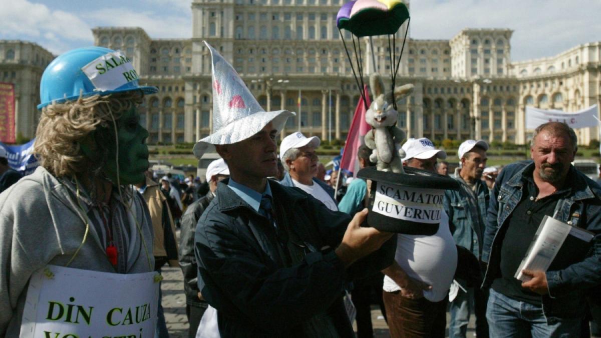 CINE ACHITĂ NOTA DE PLATĂ? - Cronica unei crize anunţate