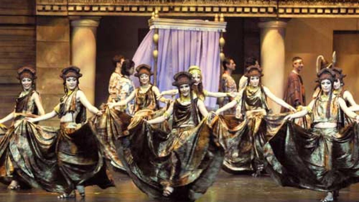 Mozaic de costume şi paşi repezi