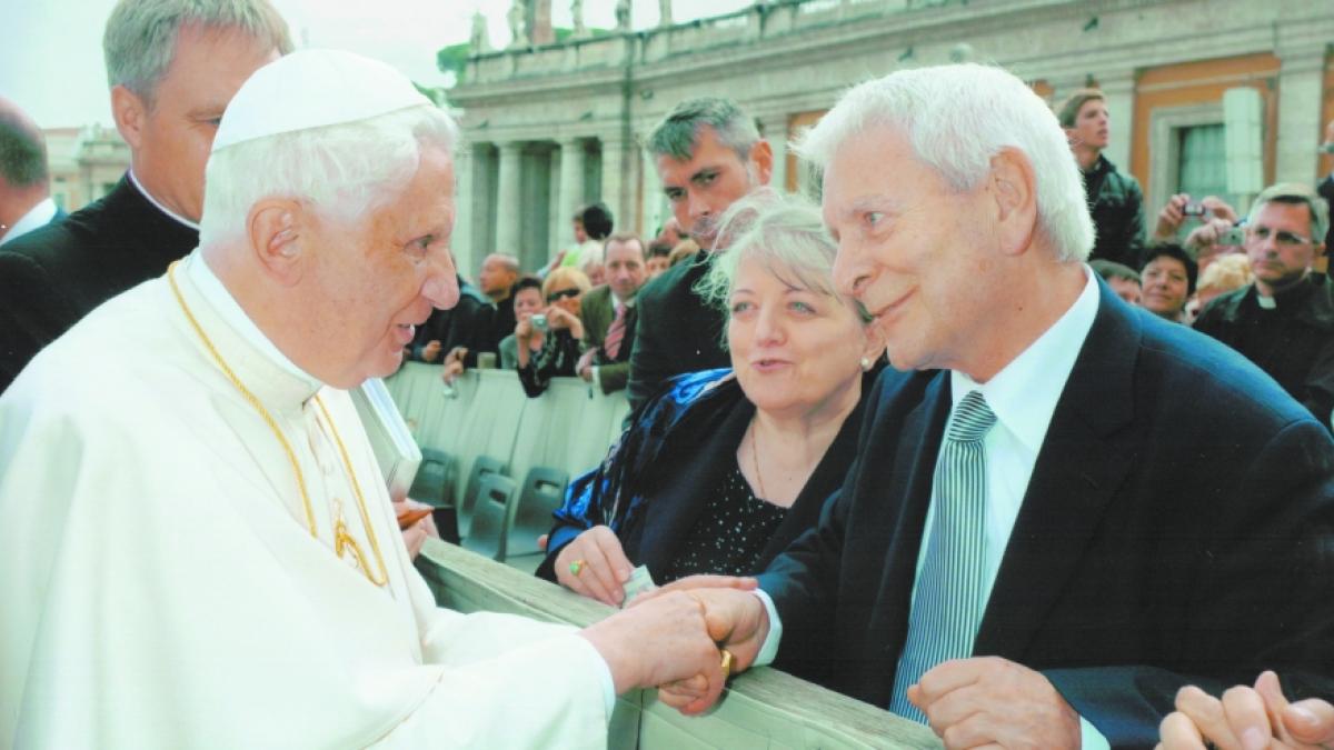 Un român la Papa Benedict