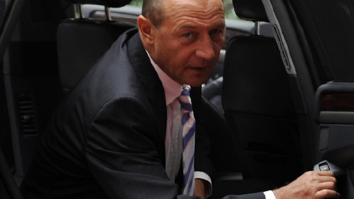 Băsescu propune suspendarea temporară a taxei auto   