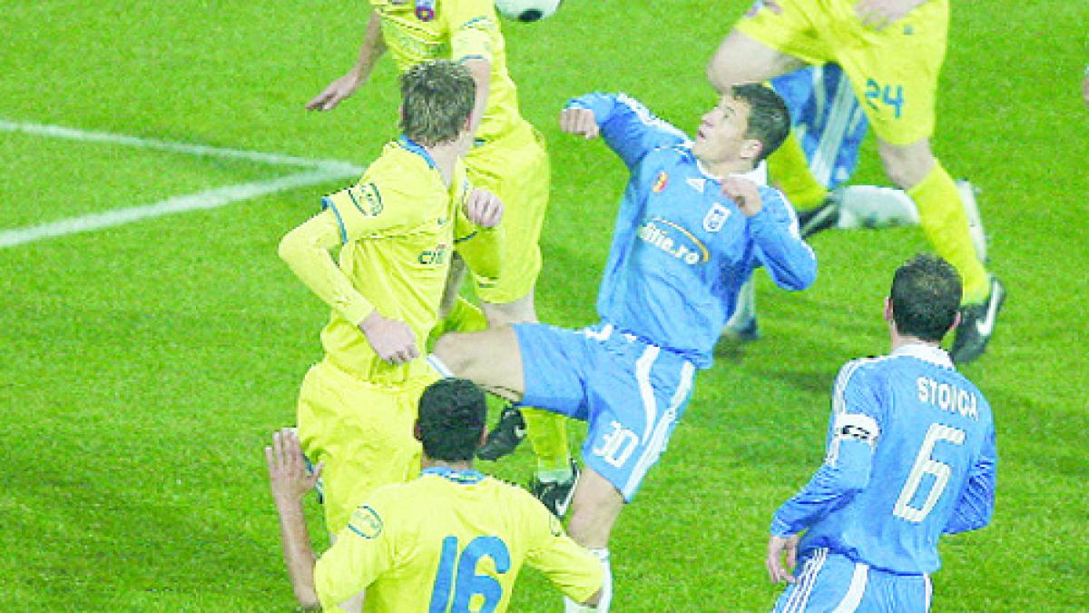 Toate tunurile, pe  arbitru 