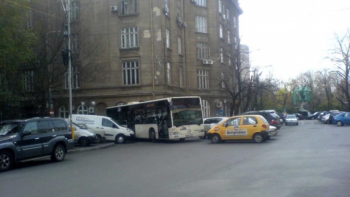 PE AICI NU SE TRECE! / Autobuz blocat de maşinile parcate