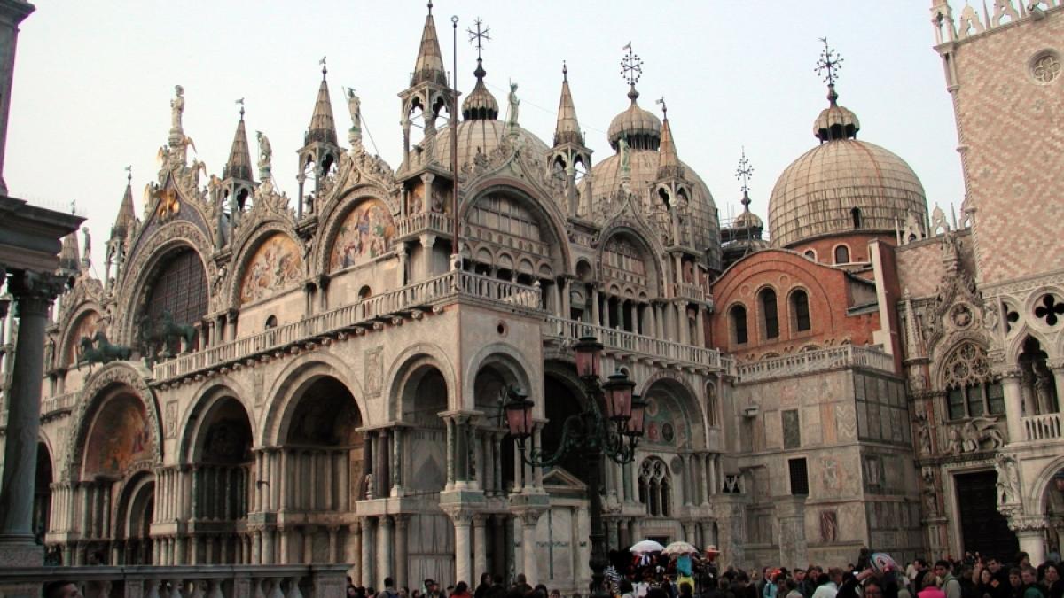 ZIUA NAŢIONALĂ A ROMĂNIEI, LA VENEŢIA/Scoarţe şi colinde, la San Marco