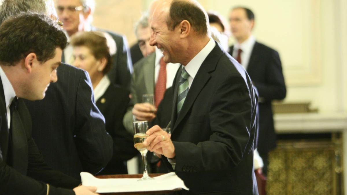 DE ZIUA LEGII FUNDAMENTALE/Băsescu îndeamnă la revizuire
