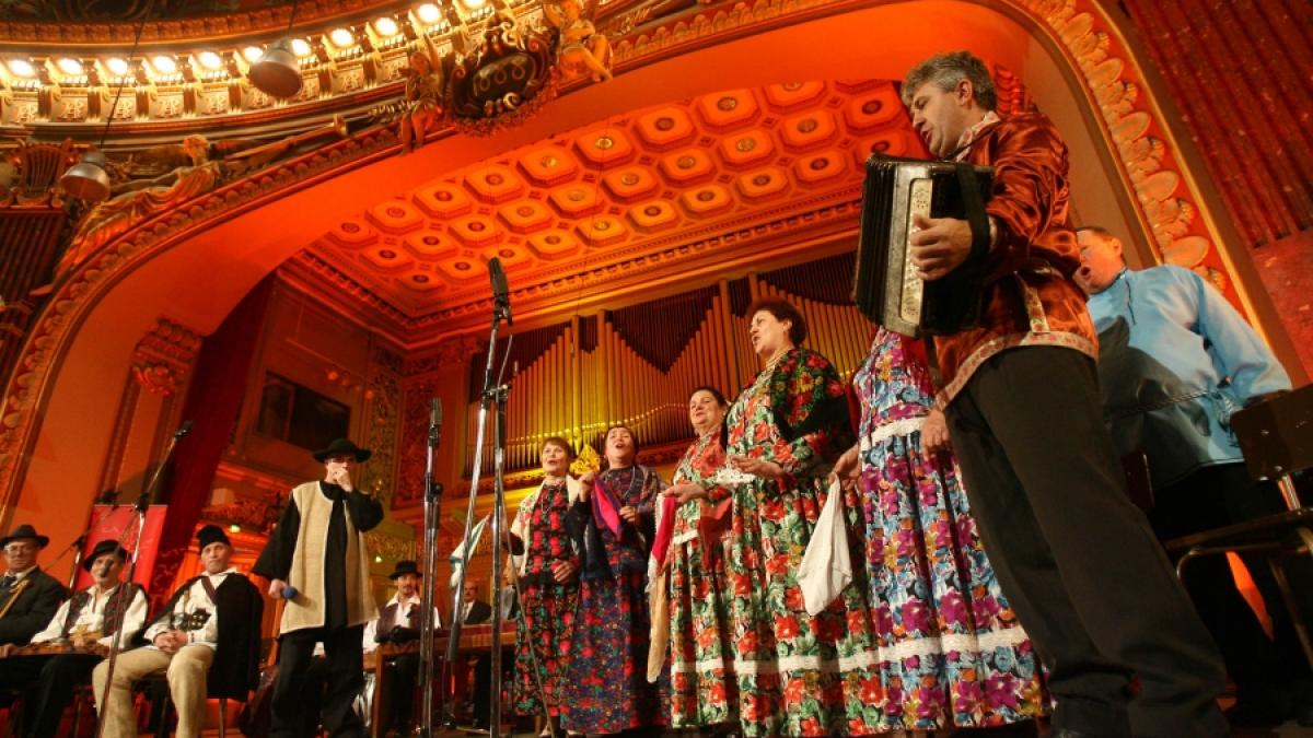 VATRA SATULUI, SĂRBĂTORITĂ LA ATENEU/Anul de glorie al creatorilor de muzică tradiţională