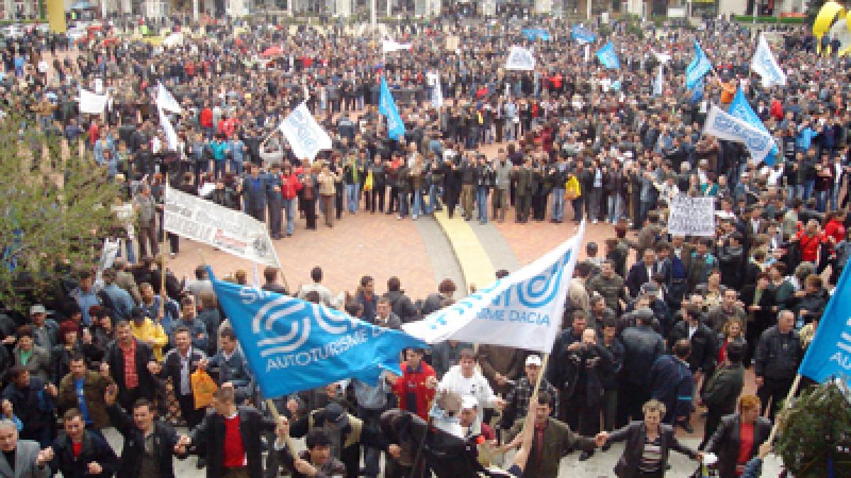 Mii de angajaţi de la Dacia protestează la Mioveni