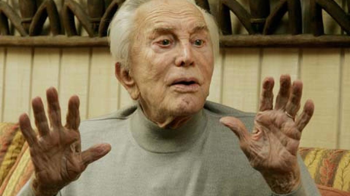 Kirk Douglas s-a întors pe scenă la vârsta de 92 de ani
