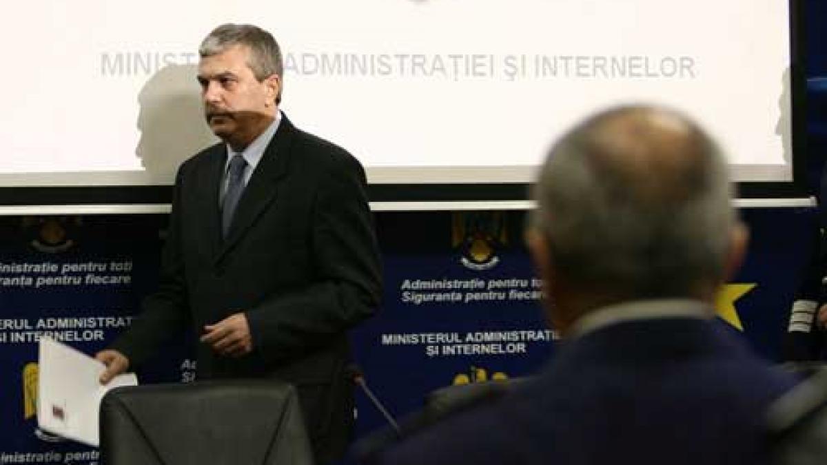 Dan Nica, balaur printre dinozaurii de la Interne