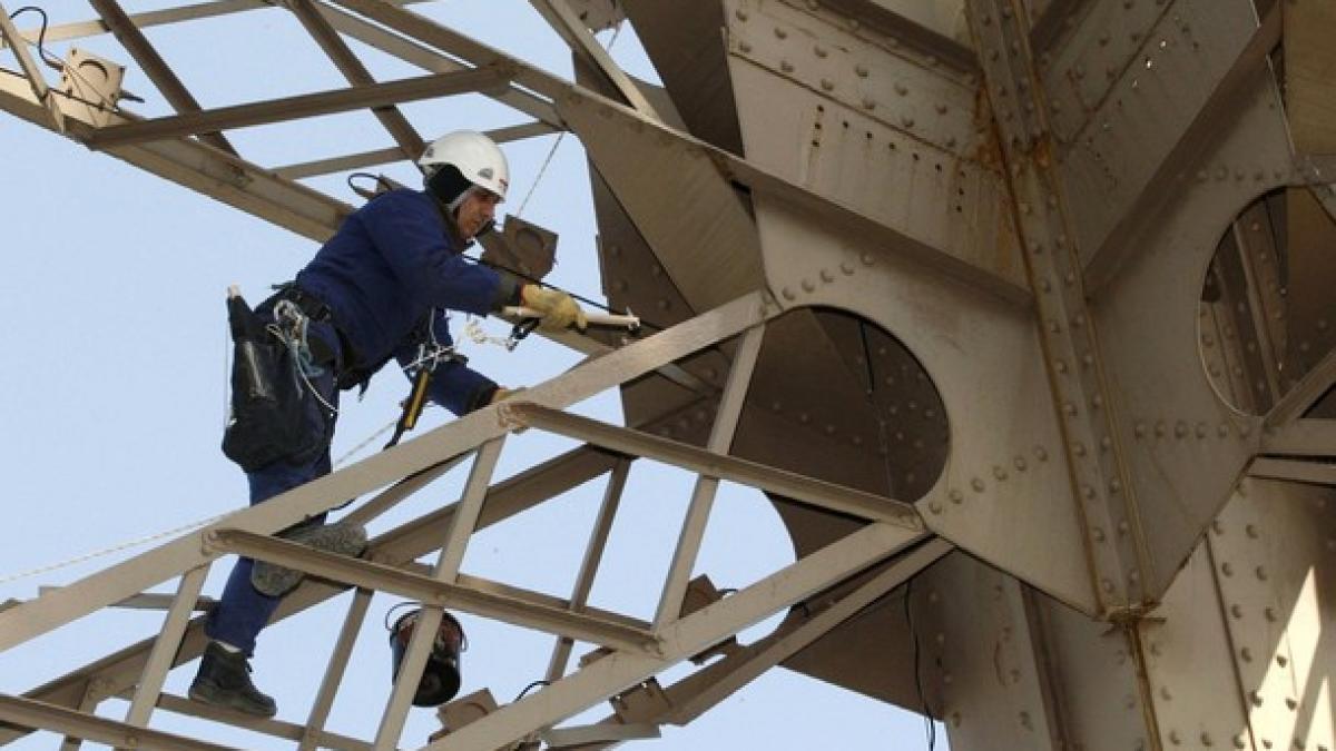 Turnul Eiffel este revopsit de greci şi români