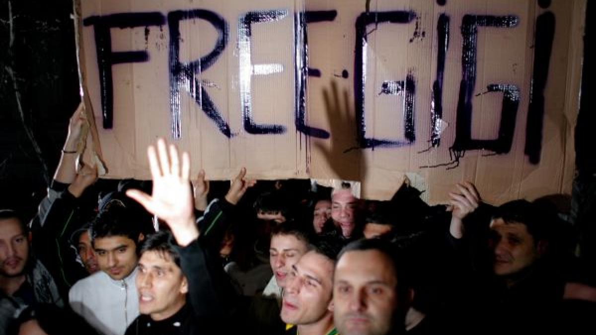Free Gigi!! Susţinătorii lui Becali cer eliberarea latifundiarului, în faţa Tribunalului