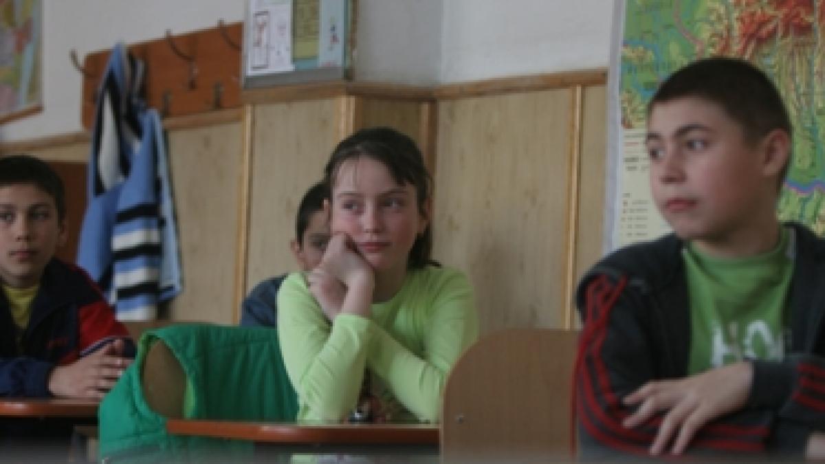 Guvernul îi împinge pe copii din băncile şcolii la coada vacii