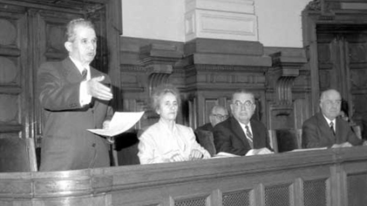 Ceauşescu a interzis prin lege împrumuturile externe