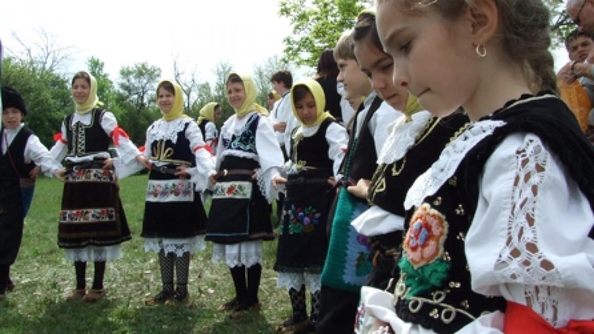Drumul la biserică trece prin folclor