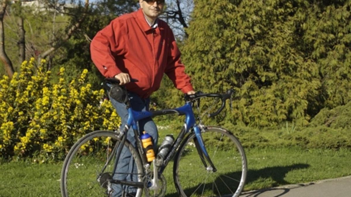 Răzvan şi Dani se dau cu elefantul,  Mândruţă cu bicicleta