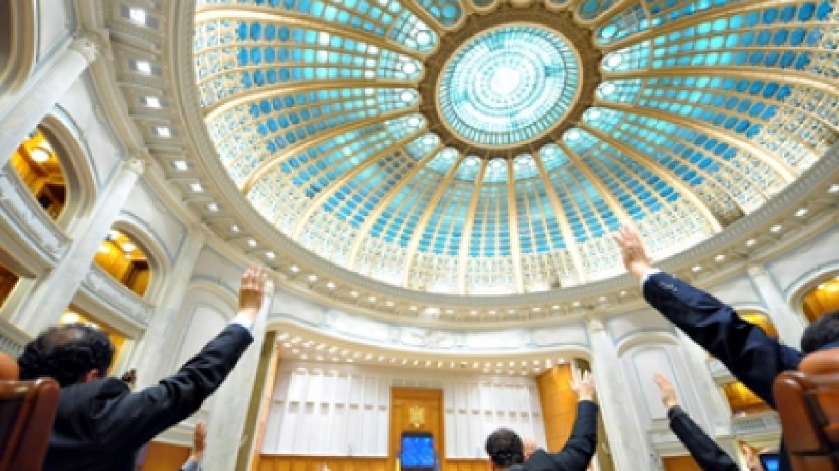 "Marea păcăleală": Parlamentarii votează moţiunea de cenzură iniţiată de PNL şi UDMR 