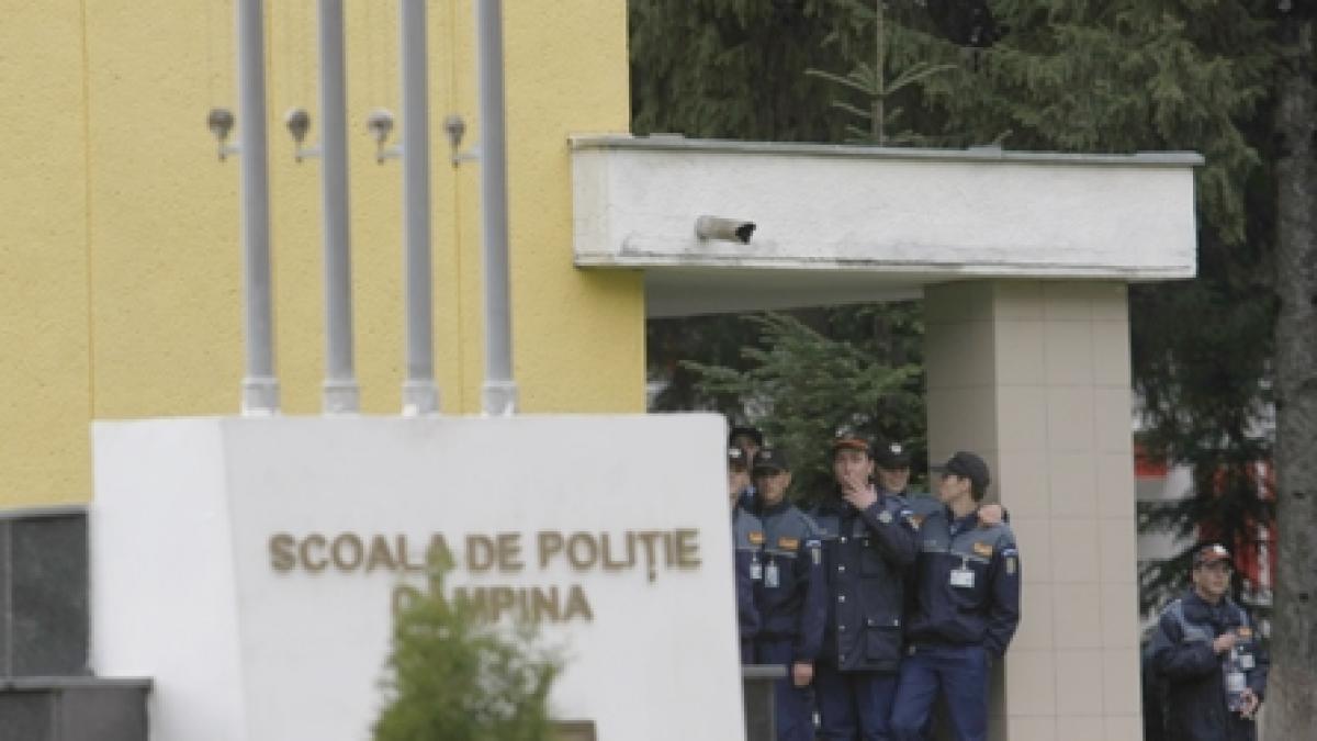 Absolvenţi traşi pe dreapta la Şcoala de Poliţie Câmpina