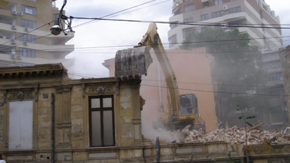 Demolarea unei case vechi iscă scandal