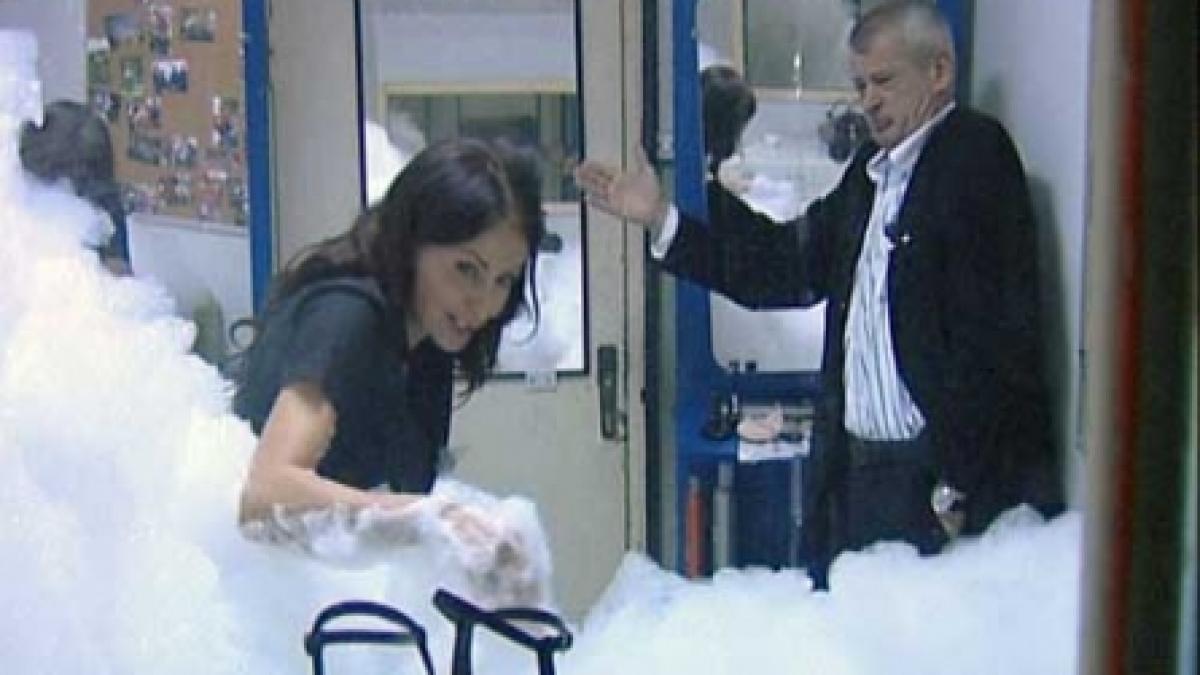 Mihaela Rădulescu şi Sorin Oprescu, o baie cu spumă
