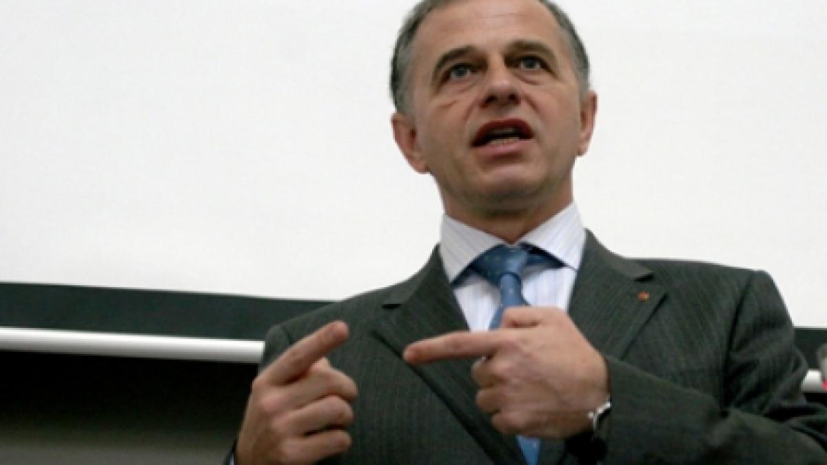 Geoană: "PSD a câştigat, PDL a pierdut. Vă salut din mers" 