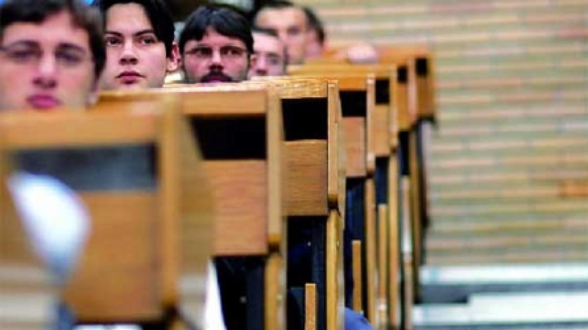 Studiu: România are deficit de studenţi