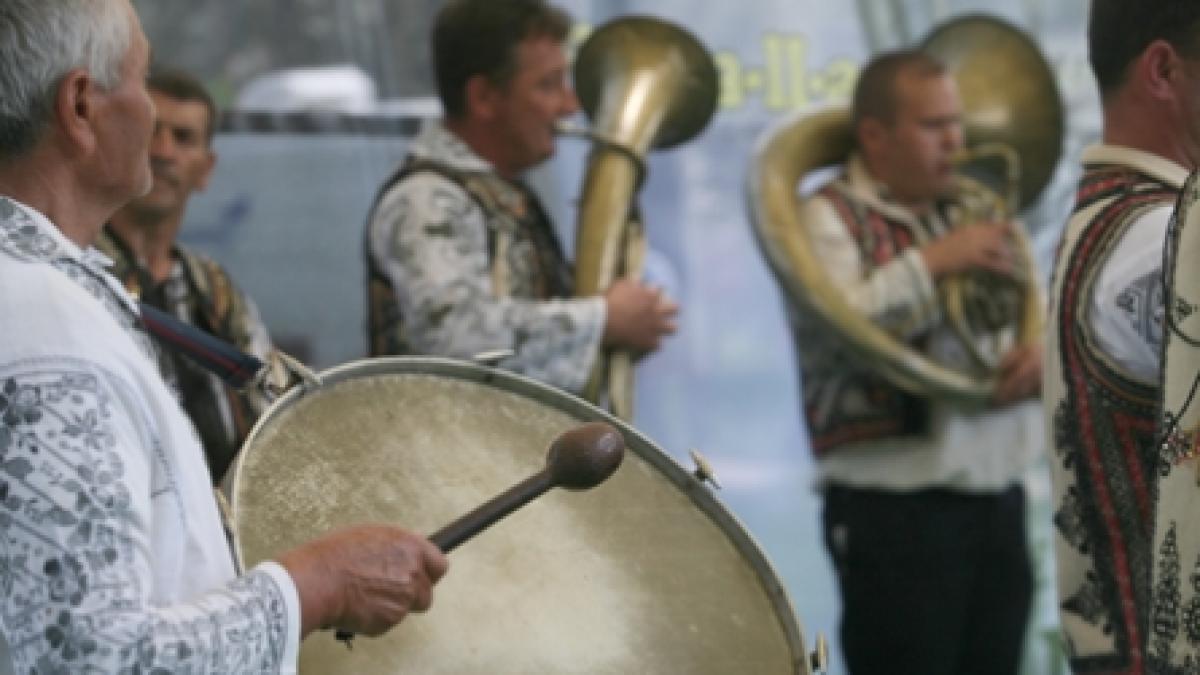 Tarafuri şi Fanfare: prima zi