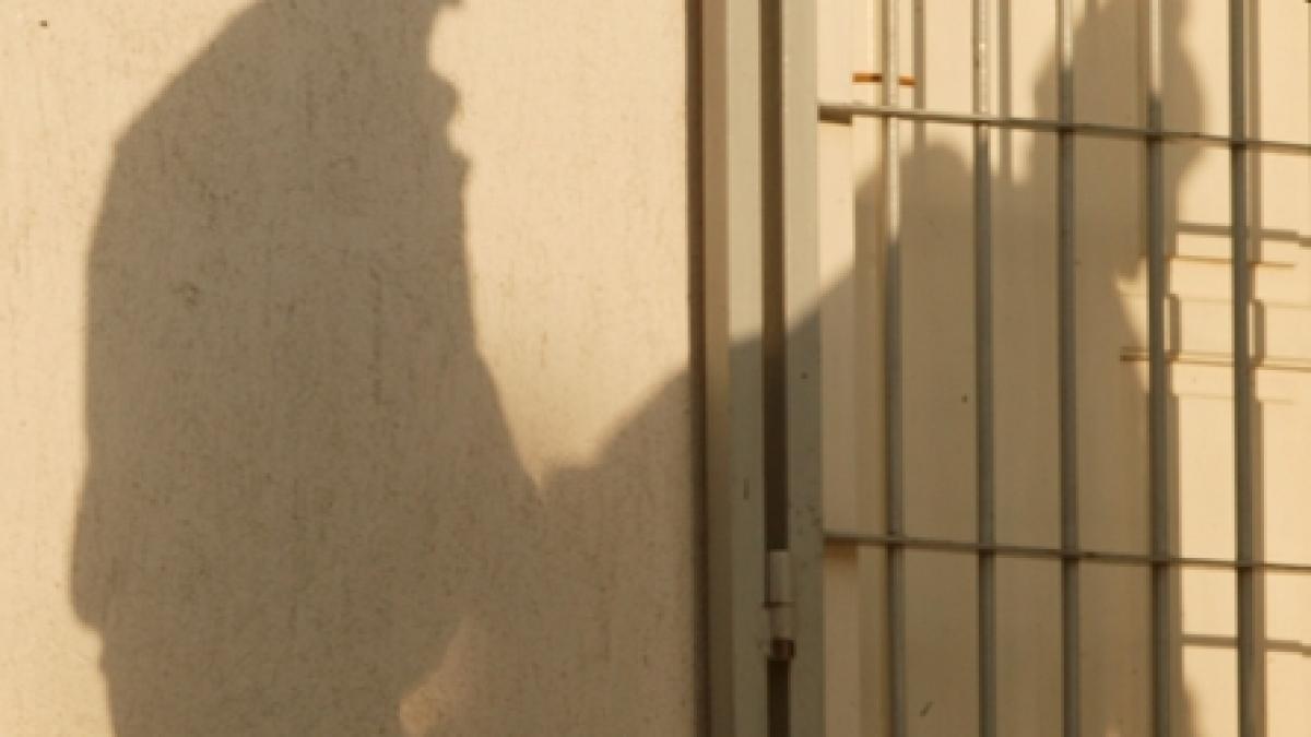 Mirosul picioarelor i-a băgat la puşcărie
