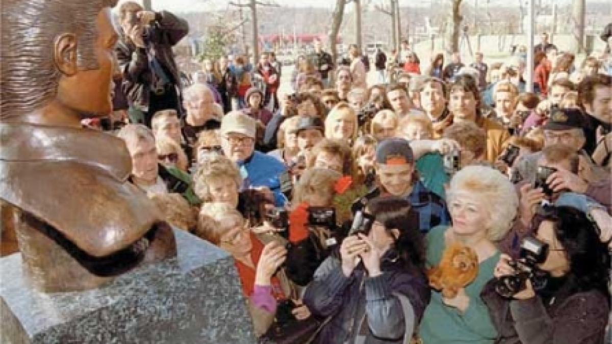 S-au dus doi regi, împărăţiile lor rămân