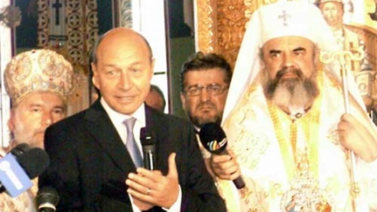 Băsescu, în sobor, Becali, în genunchi