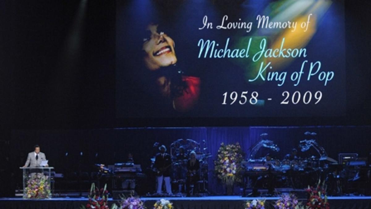 Sicriul cu trupul lui Michael, depus pe scena de la Staples Center