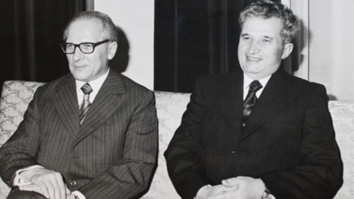 Honecker părăseşte în grabă Summit-ul Pactului de la Varşovia, din motive de sănătate