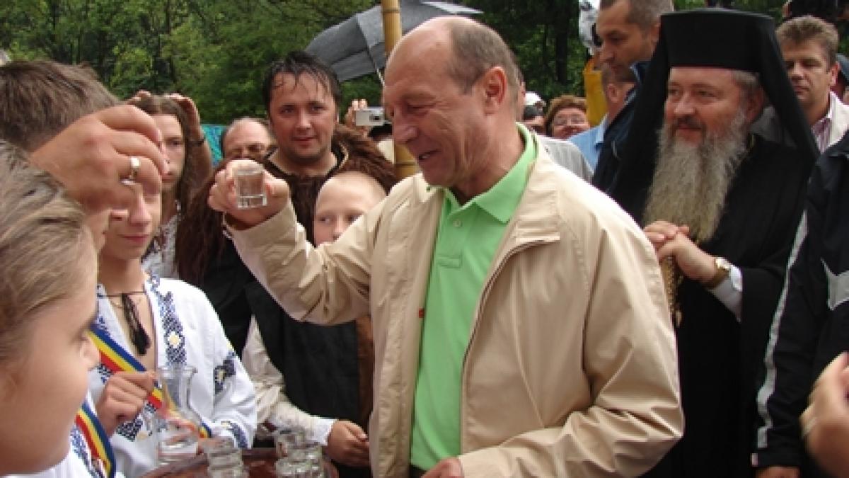 Traian Băsescu, cinstit cu o ţuică la Răstoliţa