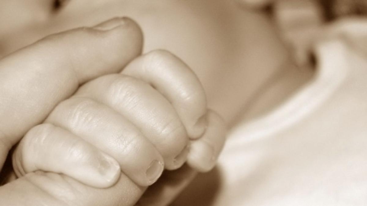 Adopţiile internaţionale, interzise doar teoretic. Copiii români continuă să plece peste hotare