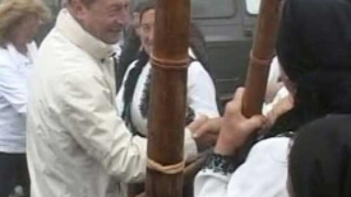 Tulnice, balmoş şi frig pentru Băsescu pe Muntele Găina