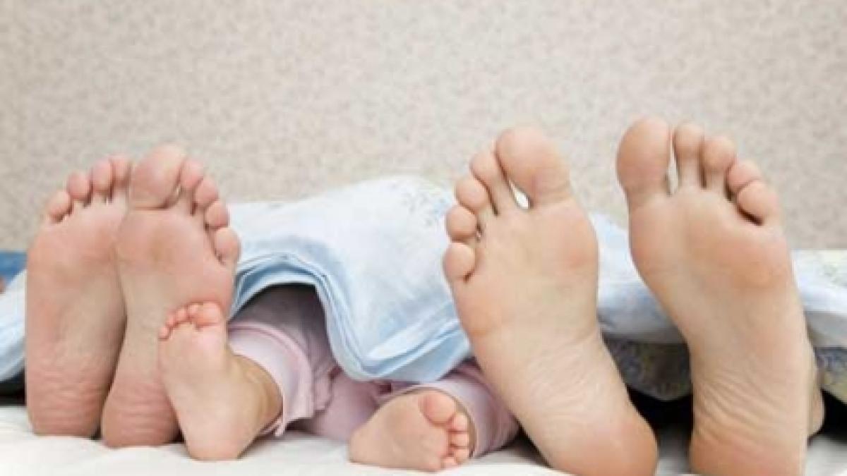 Dormi cu bebe în pat